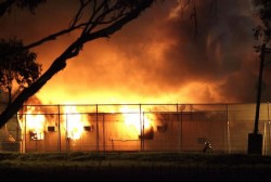 22. April: Etwa hundert Asylsuchende haben im Ausschaffungsgefängnis von Villawood, westlich von Sydney in Australien im Laufe einer von Unruhen geprägten Nacht neun Gebäude in Brand gesteckt.