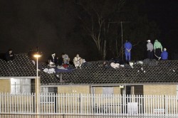 22. April: Etwa hundert Asylsuchende haben im Ausschaffungsgefängnis von Villawood, westlich von Sydney in Australien im Laufe einer von Unruhen geprägten Nacht neun Gebäude in Brand gesteckt.