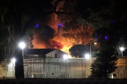 22. April: Etwa hundert Asylsuchende haben im Ausschaffungsgefängnis von Villawood, westlich von Sydney in Australien im Laufe einer von Unruhen geprägten Nacht neun Gebäude in Brand gesteckt.