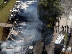 22. April: Etwa hundert Asylsuchende haben im Ausschaffungsgefängnis von Villawood, westlich von Sydney in Australien im Laufe einer von Unruhen geprägten Nacht neun Gebäude in Brand gesteckt.