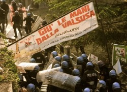 Bullen sürmen das Camp während der Auseinandersetzungen um das TAV-Projekt im Val di Susa