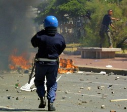 Im Gedenken an unseren Gefährten und Komplizen Carlo Giuliani, erschossen von einem Bullen am 20. Juli 2001 in Genua/Italien