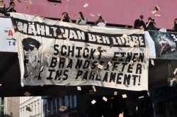 WÄHLT VAN DER LUBBE! SCHICKT EINEN BRANDSTIFTER INS PARLAMENT! ER IST DIE RICHTIGE PERSON AN DER RICHTIGEN STELLE! WÄHLT VAN DER LUBBE! SCHICKT EINEN BRANDSTIFTER INS PARLAMENT! ER IST DIE RICHTIGE PERSON AN DER RICHTIGEN STELLE!