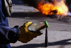 Molotovcocktail in der Hand