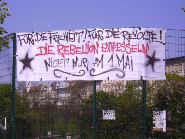 Für die Freiheit! Für die Revolte! Die Rebellion entfesseln, nicht nur am 1. Mai! - Transparent von der Strasse - gesehen in Berlin-Kreuzberg vor dem diesjährigen 1. Mai