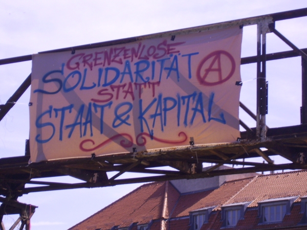 Grenzenlose Solidarität statt Staat und Kapital - Transparent von der Strasse - gesehen in Berlin-Kreuzberg vor dem diesjährigen 1. Mai