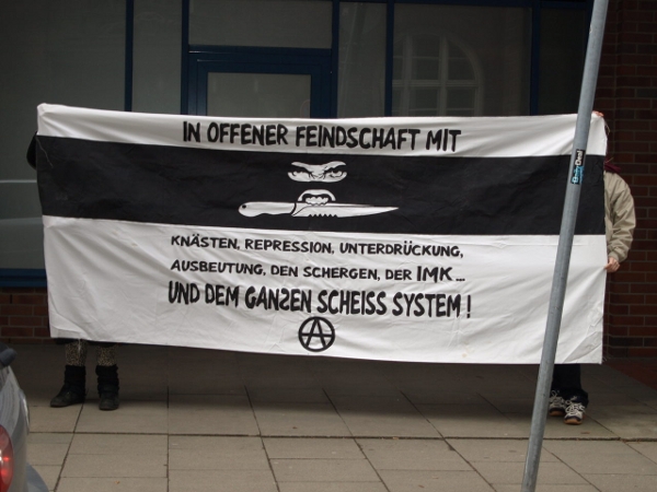 Antes de que el Consulado griego en Hamburgo, en solidaridad con Stella Antoniou