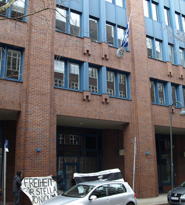 Antes de que el Consulado griego en Hamburgo, en solidaridad con Stella Antoniou