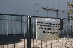 Jeder tote Mensch im Knast, ist ein Toter des Systems! Freiheit für alle Gefangenen! - ein am 1. Mai in Hamburg am Knast Holstenglacis aufgehängtes Transparent