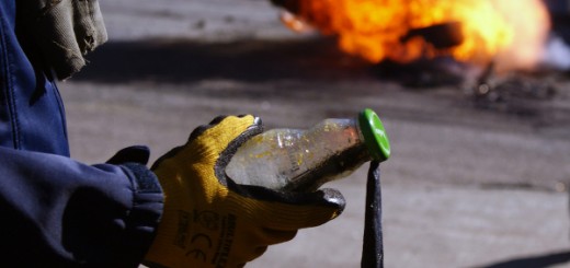 Molotovcocktail in der Hand